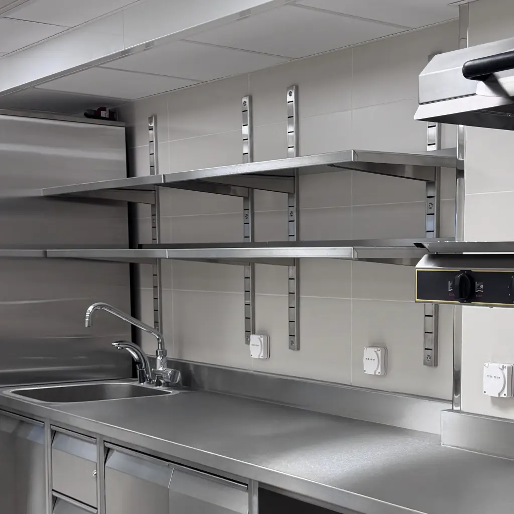 étagère inox cuisine professionnelle suisse made fabrication suisse crémaillère.webp